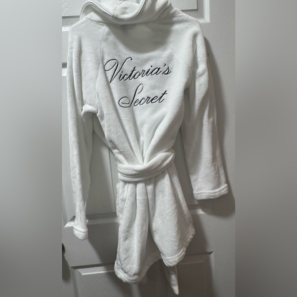 Victoria's Secret White Plush Hooded Robe - Picture 2 of 4